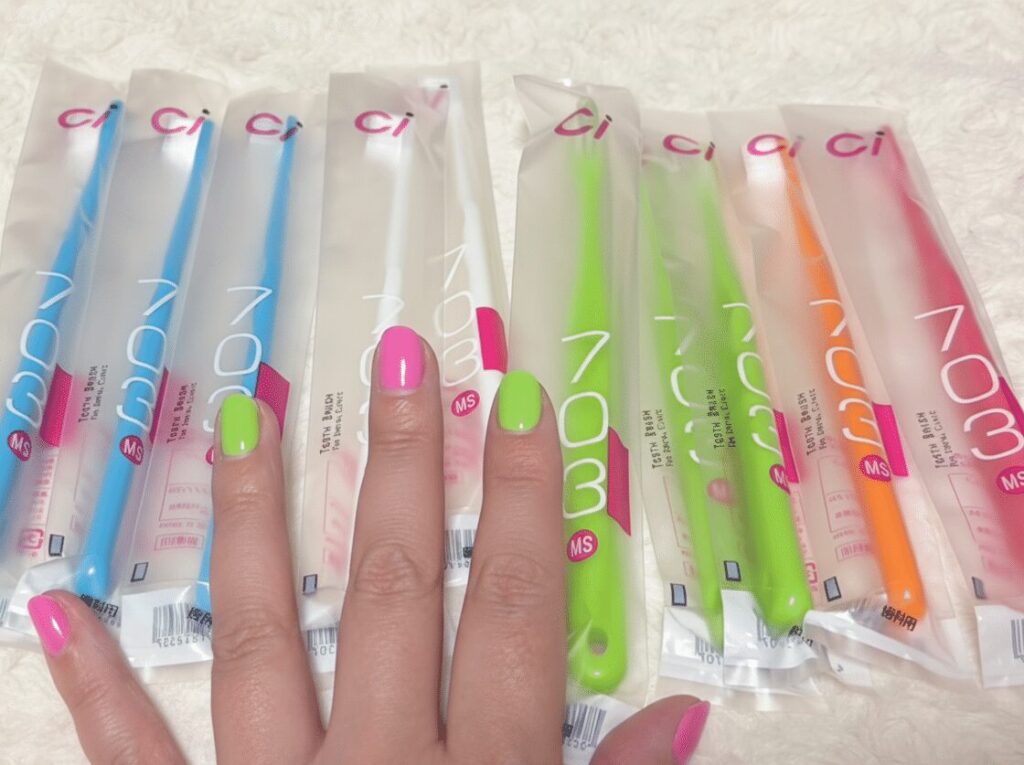 歯ブラシのストックの残りが少なくなったことを確かめる手のアップ。