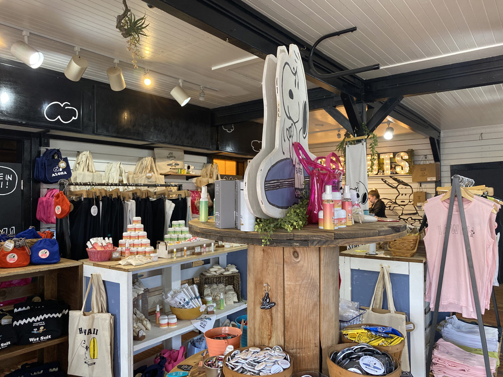 スヌーピーのサーフショップの店内｜ハワイ限定グッズ