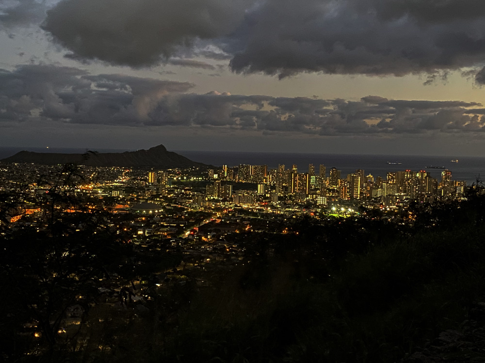 タンタラスの丘からの夜景｜ワイキキと海の絶景