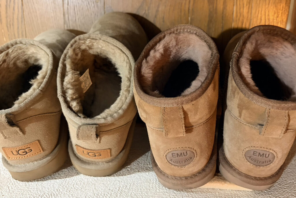 UGGとEMUのムートンブーツを並べて撮影した写真。
