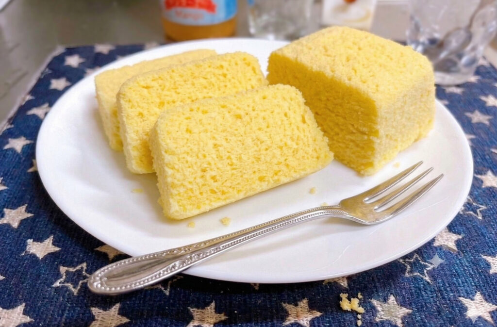 蒸しケーキをカットして、皿に盛りつけ、フォークを添えた様子