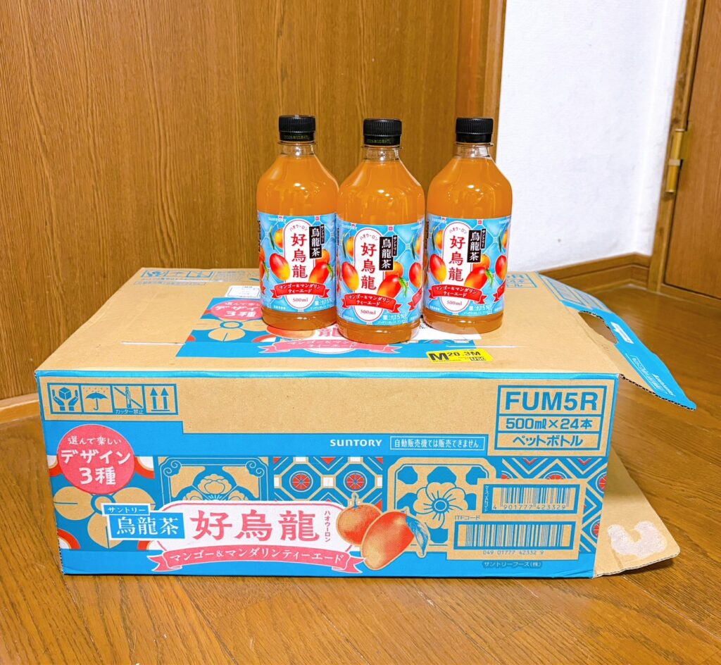 箱買いした好烏龍(ハオウーロン)を開封して、箱の上に3本並べた様子。