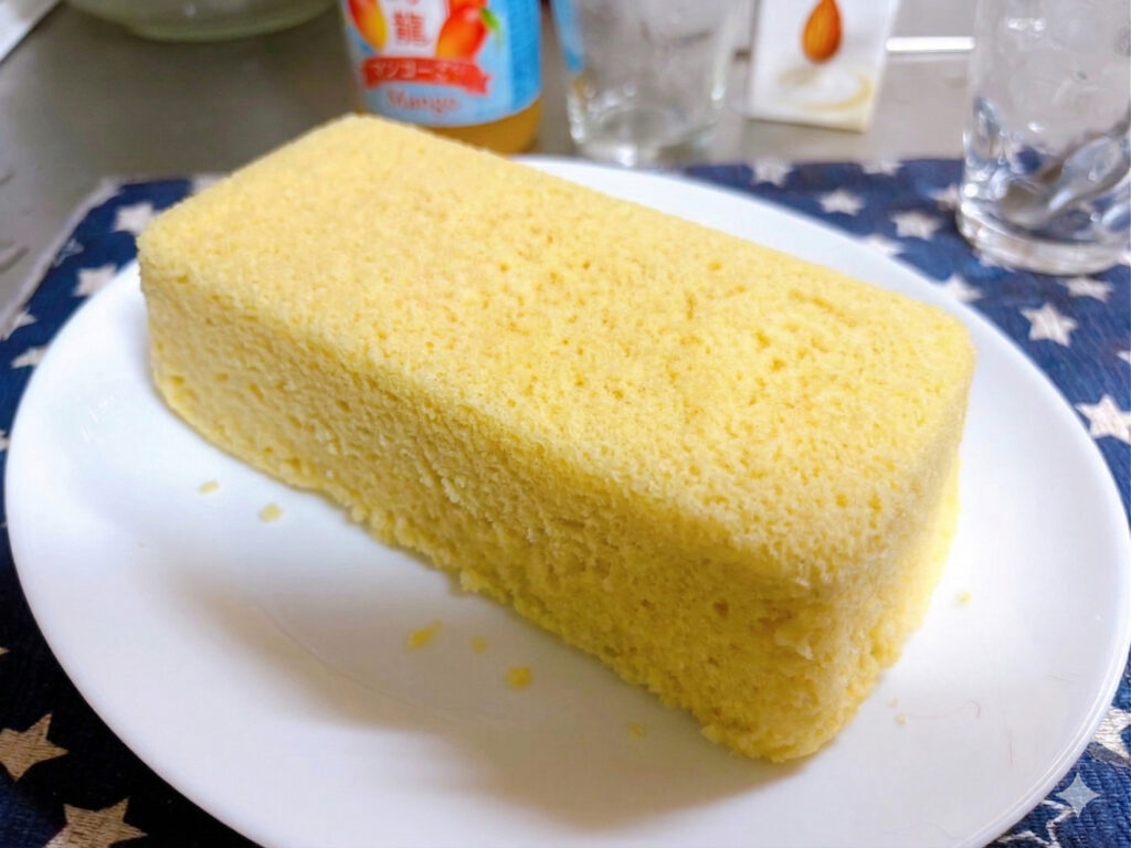 出来上がった蒸しケーキを型から取り出して皿で冷ましている様子