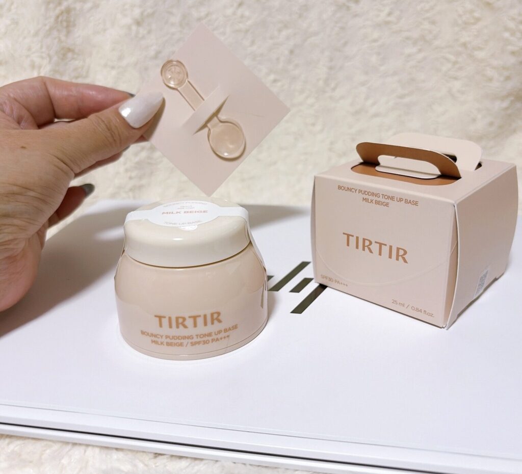 ティルティル,バウンシープディングトーンアップベースの中身を箱から出して見せている様子