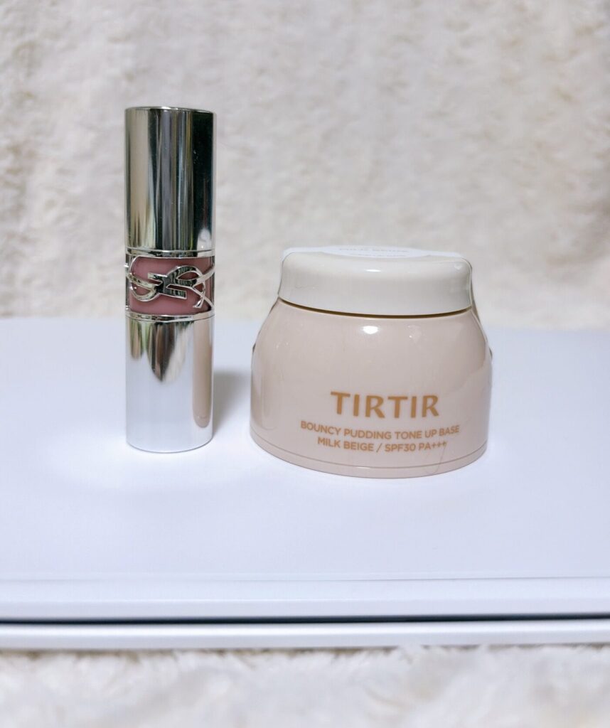 ティルティル,バウンシープディングトーンアップベースを口紅と並べて大きさを比較している