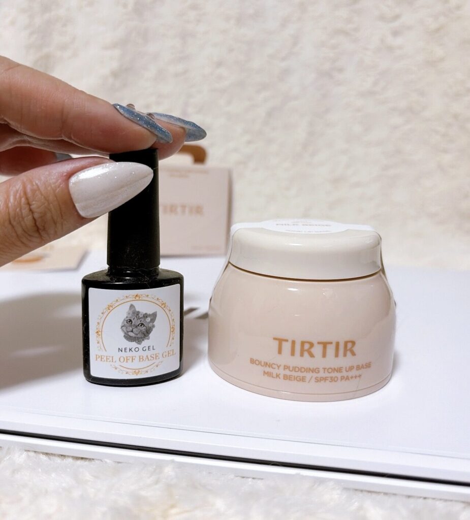 ティルティル,バウンシープディングトーンアップベースをマニキュアボトルと並べて大きさを比較している