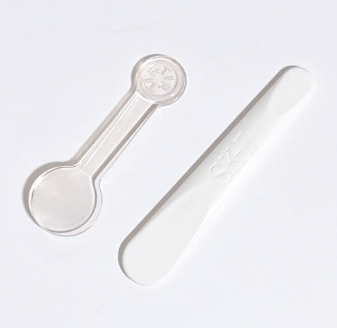 ティルティル,バウンシープディングトーンアップベースのスパチュラと、SKⅡのスパチュラを並べて比較している様子