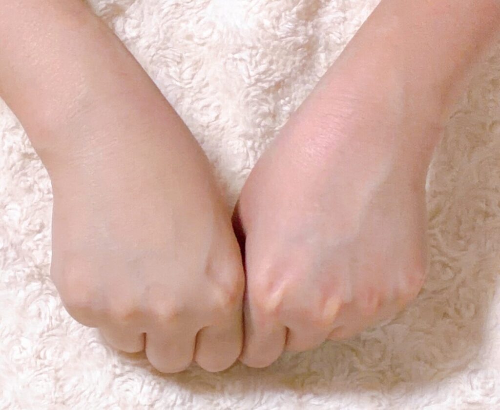 ティルティル,バウンシープディングトーンアップベースの上にファンデーションを重ねた手の甲と、何も塗っていない手の甲を並べて比較している