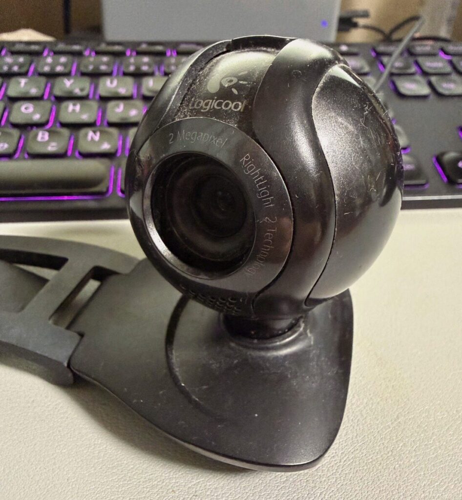 旧時代のかわいいウェブカメラ。ロジクールの目玉カメラの画像。使い込まれていて傷だらけになっている。