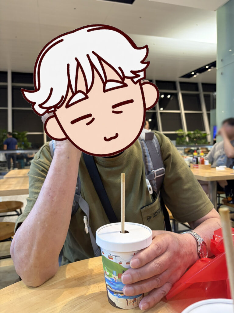 帰りのフライト待ち時間、空港でベトナムコーヒーを飲む疲れきったおじいちゃん。