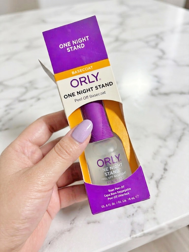 開封したORLY ONE NIGHT STANDのパッケージを持って読者に見せている。