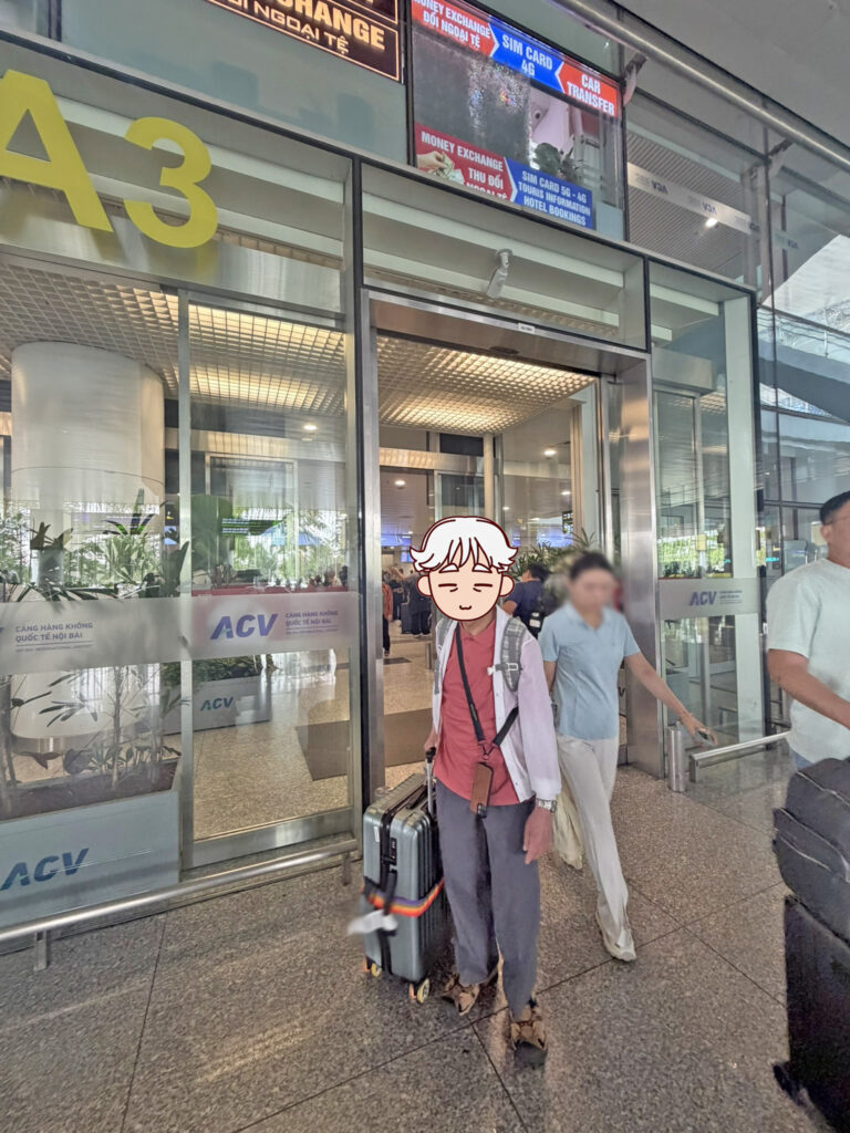 到着したノイバイ空港から、スーツケース片手に颯爽と出てくるおじいちゃん。