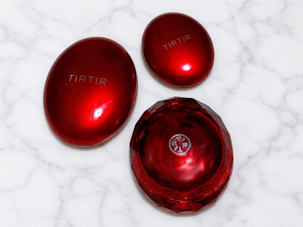 TIRTIRレッドクッション、ルビーメッシュクッション、ミニクッションを並べた様子