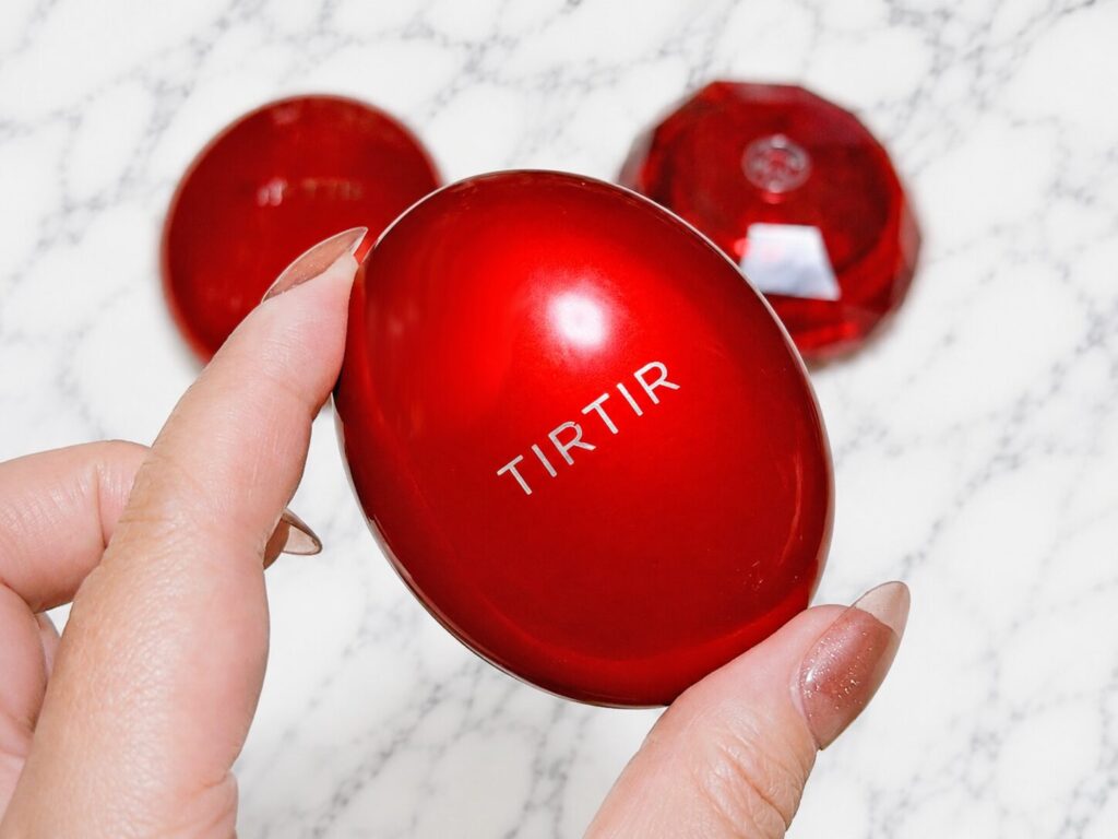 人差し指と親指だけで持てる大きさのTIRTIRレッドクッションミニの容器