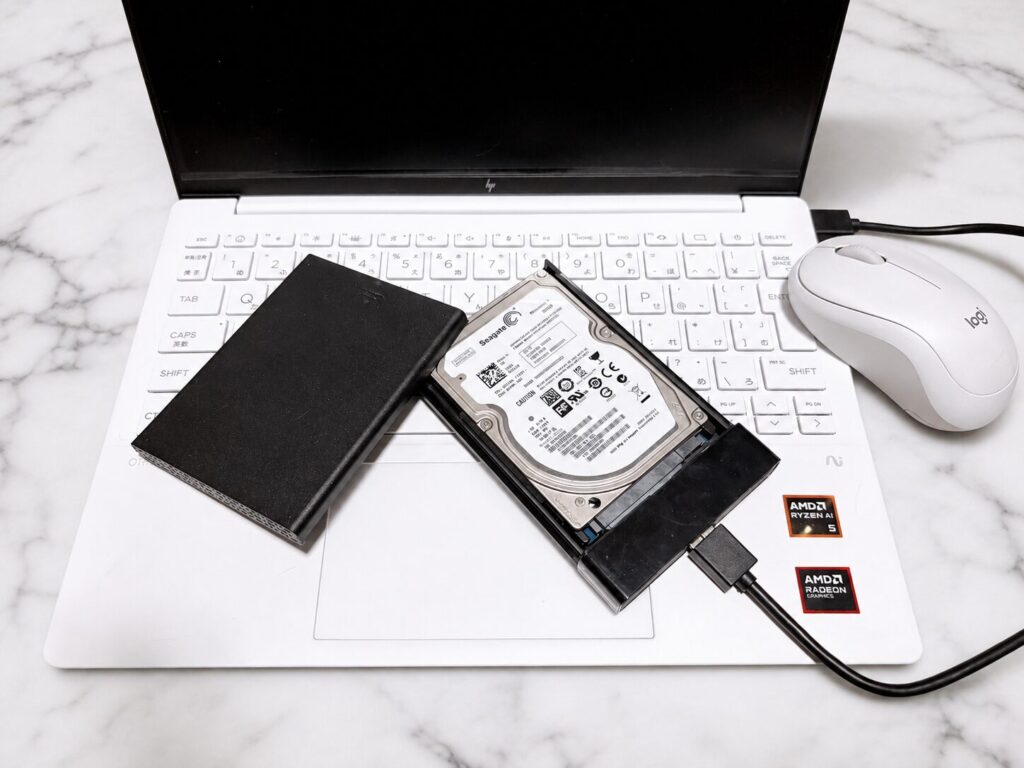 外付けケースに入れたHDDとノートパソコン