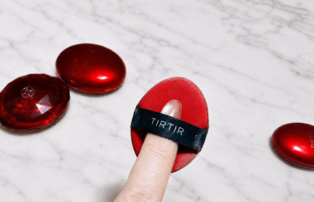 TIRTIRレッドクッションのミニサイズ専用パフを指にはめた様子