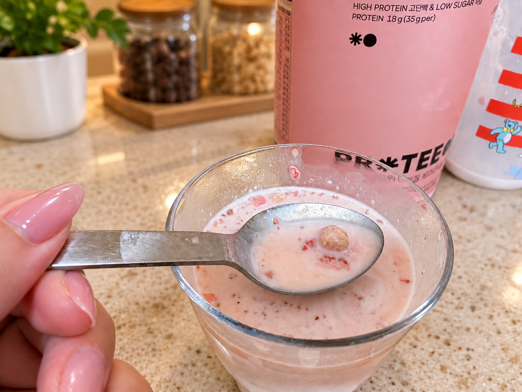いちご味のプロテインに入ったいちごの粒とパフ